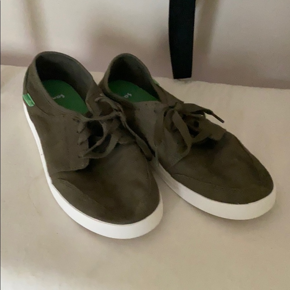 Sanuk tennis shoes olive green